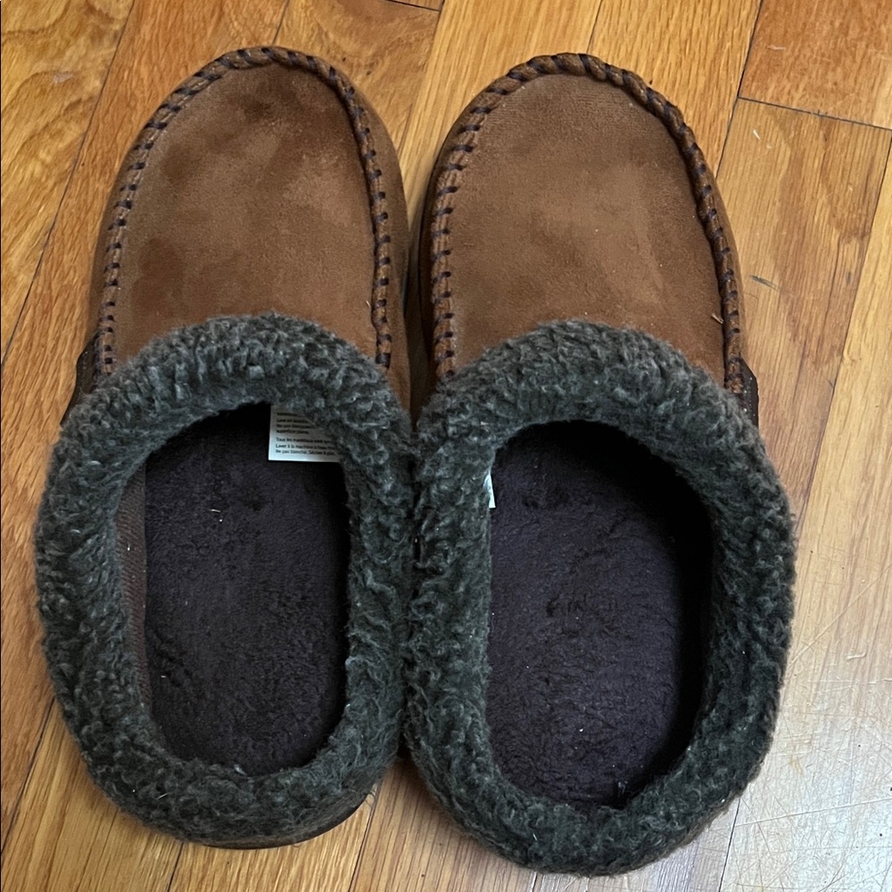 Dearfoams Men's Brown Suede Slippers